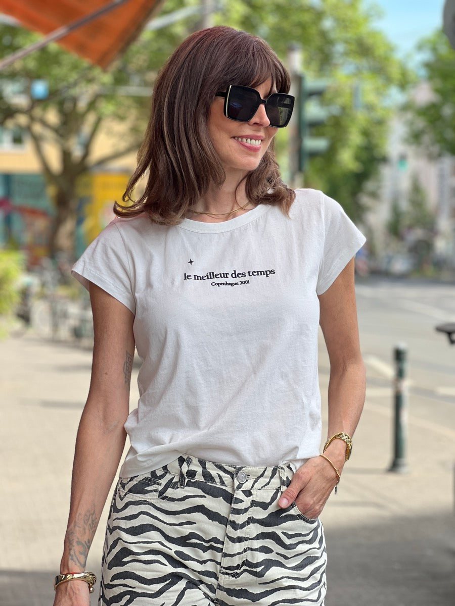 frau mit shirt und zebra hsoe von sofie schnoor auf der Straße